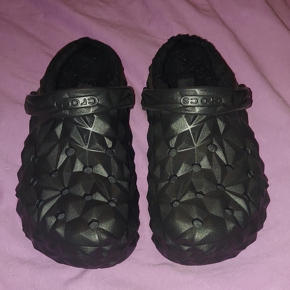 CROCS. Textured Fuzz-Lined Clogs - Picture 3 of 5